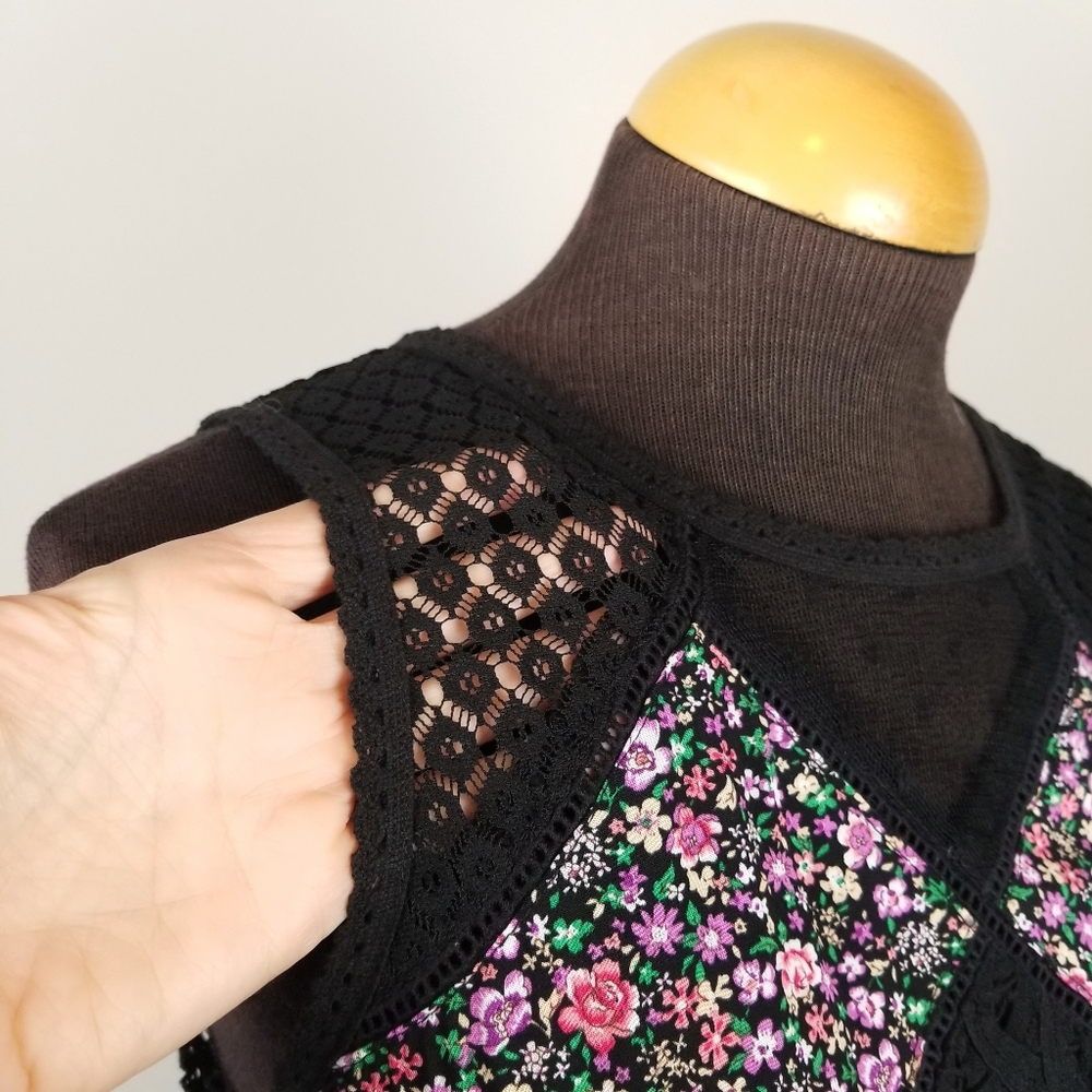 NWT Umgee flowy floral lace cutout sleeveless top - Picture 4 of 13